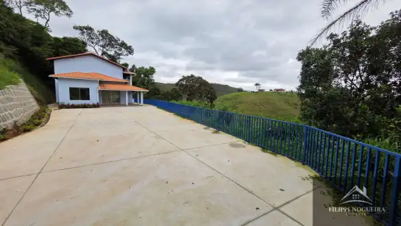 Casa duplex de alto padrão com 3 quartos, suíte e vista para as montanhas em bairro nobre de Miguel Pereira - FNCA30012S