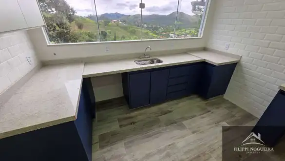 Casa duplex de alto padrão com 3 quartos, suíte e vista para as montanhas em bairro nobre de Miguel Pereira - FNCA30012S