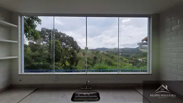 Casa duplex de alto padrão com 3 quartos, suíte e vista para as montanhas em bairro nobre de Miguel Pereira - FNCA30012S