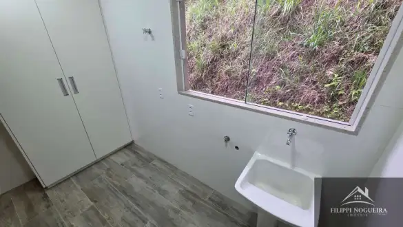 Casa duplex de alto padrão com 3 quartos, suíte e vista para as montanhas em bairro nobre de Miguel Pereira - FNCA30012S