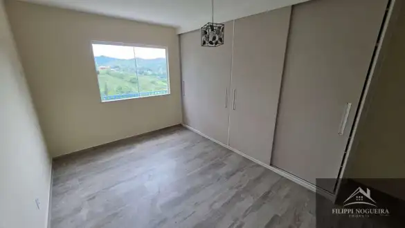 Casa duplex de alto padrão com 3 quartos, suíte e vista para as montanhas em bairro nobre de Miguel Pereira - FNCA30012S