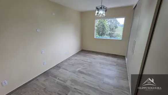 Casa duplex de alto padrão com 3 quartos, suíte e vista para as montanhas em bairro nobre de Miguel Pereira - FNCA30012S