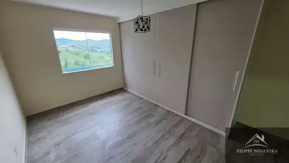 Casa duplex de alto padrão com 3 quartos, suíte e vista para as montanhas em bairro nobre de Miguel Pereira - FNCA30012S