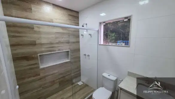 Casa duplex de alto padrão com 3 quartos, suíte e vista para as montanhas em bairro nobre de Miguel Pereira - FNCA30012S