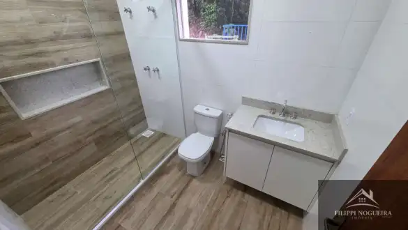 Casa duplex de alto padrão com 3 quartos, suíte e vista para as montanhas em bairro nobre de Miguel Pereira - FNCA30012S