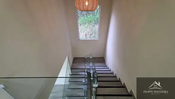 Casa duplex de alto padrão com 3 quartos, suíte e vista para as montanhas em bairro nobre de Miguel Pereira - FNCA30012S