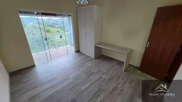 Casa duplex de alto padrão com 3 quartos, suíte e vista para as montanhas em bairro nobre de Miguel Pereira - FNCA30012S