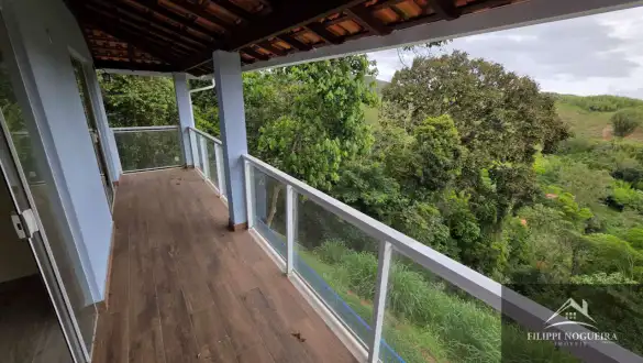 Casa duplex de alto padrão com 3 quartos, suíte e vista para as montanhas em bairro nobre de Miguel Pereira - FNCA30012S