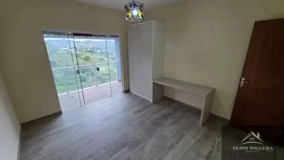 Casa duplex de alto padrão com 3 quartos, suíte e vista para as montanhas em bairro nobre de Miguel Pereira - FNCA30012S