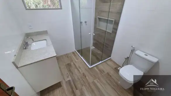 Casa duplex de alto padrão com 3 quartos, suíte e vista para as montanhas em bairro nobre de Miguel Pereira - FNCA30012S