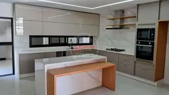 Conheça Cozinha com ilha do imóvel - Casa triplex 4 suítes no Cond. Vivendas do Sol - Recreio (15000-190) - 15000-190 - 8 Cozinha com ilha - 8
