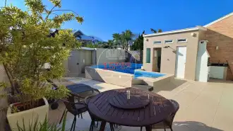 Conheça Quintal / Espaço gourmet com churrasqueira do imóvel - Casa triplex 5 suítes no Cond. Parc Des Palmiers - Recreio (15000-191) - 15000-191 - 4 Quintal / Espaço gourmet com churrasqueira - 4