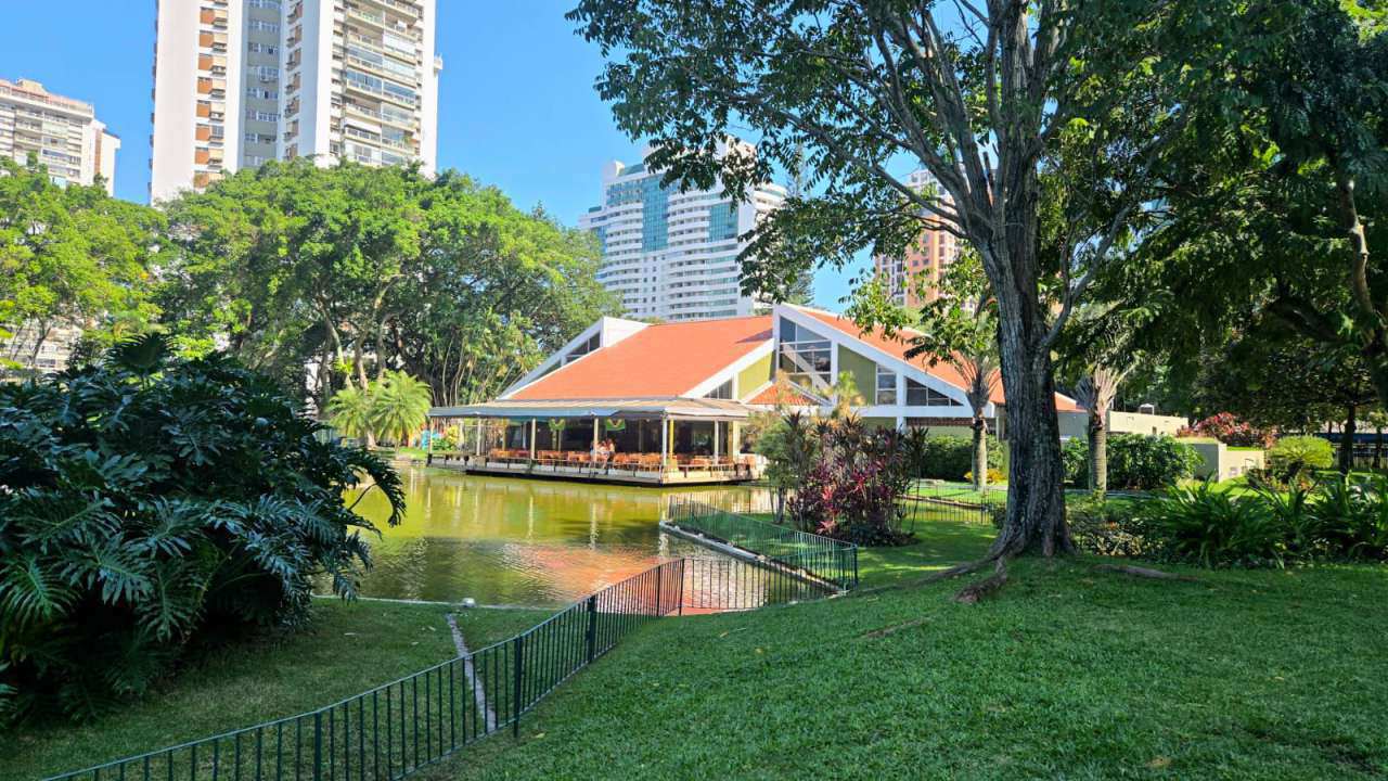 Lazer e ônibus - Apartamento com lazer completo à venda Avenida Prefeito Dulcídio Cardoso, Barra da Tijuca, Rio de Janeiro - R$ 1.280.000 - VRFCM