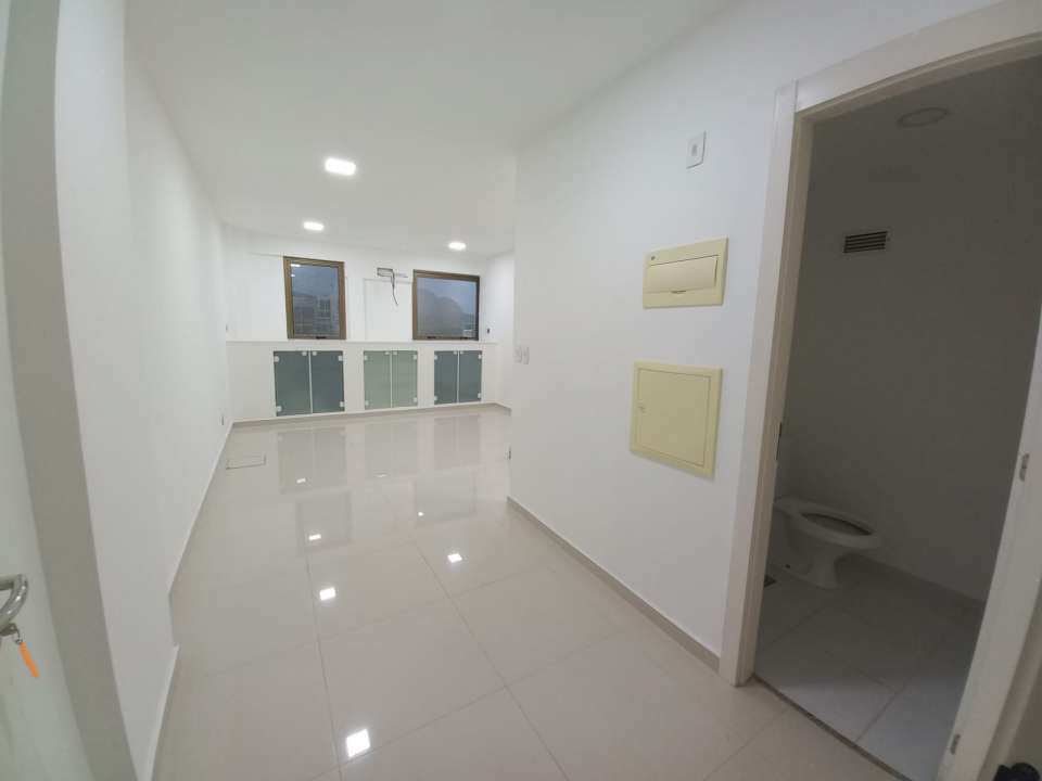 Conheça Sala Comercial 30m² para alugar Avenida Almirante Júlio de Sá Bierrenbach, Jacarepaguá, Rio de Janeiro - R$ 1.000 - BSD751 - 4 4
