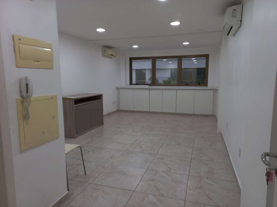 Conheça Sala Comercial 32m² para alugar Avenida Almirante Júlio de Sá Bierrenbach, Jacarepaguá, Rio de Janeiro - R$ 1.000 - ADM172 - 1 1