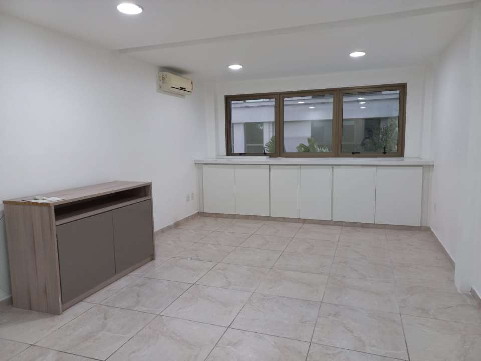 Conheça Sala Comercial 32m² para alugar Avenida Almirante Júlio de Sá Bierrenbach, Jacarepaguá, Rio de Janeiro - R$ 1.000 - ADM172 - 4 4