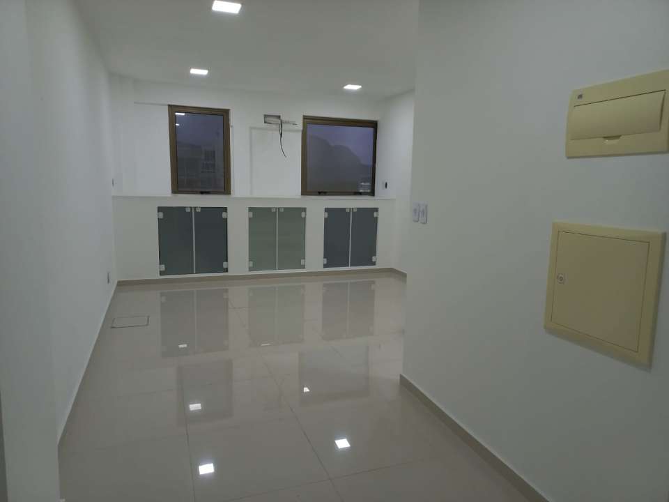 Conheça Sala Comercial 32m² para alugar Avenida Almirante Júlio de Sá Bierrenbach, Barra da Tijuca, Rio de Janeiro - R$ 1.000 - ADM723 - 2 2