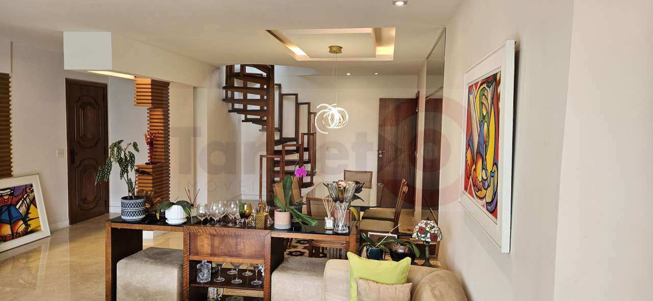 Sala com escada de acesso ao 2º piso - 5