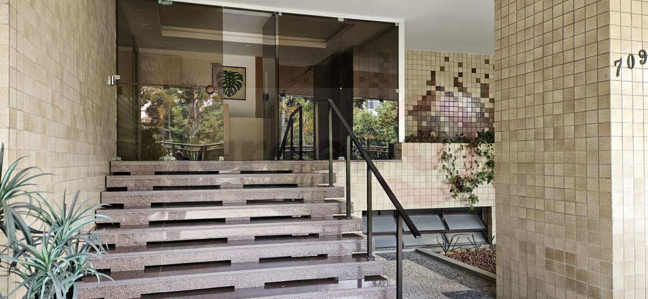 Escada de acesso ao hall do prédio - 74