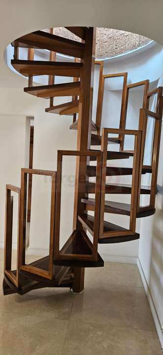 Escada em madeira acesso 2º andar - 33