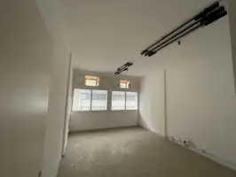 Imperdível - Excelente sala, piso ,pintada , teto , luminárias, claras ventiladas , sol da manhã - 5026