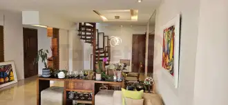 Sala com escada de acesso ao 2º piso - 5