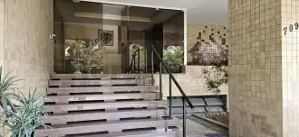 Escada de acesso ao hall do prédio - 74