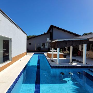 Belíssima casa com 3 suítes, condomínio Vale de Itaipu.