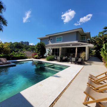 Casa exuberante c/ 5 suítes, 8 vagas, e lazer completo no condomínio Ubá Independência.