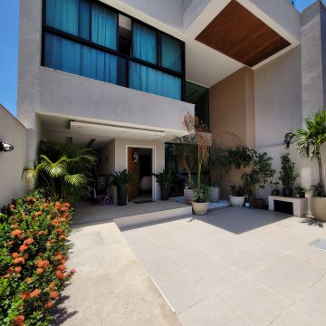 Excelente casa triplex c/ 5 suítes no bairro de Camboinhas.